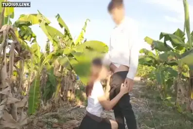 Ajak pacar saya bermain di tempat umum di kebun pisang untuk merasakan suasana yang berbeda.