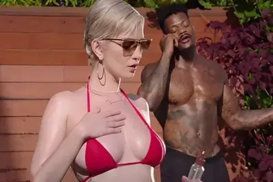 Bokep Barat Ngentot Pacar Kulit Hitam Legam Sambil Berjemur Panas