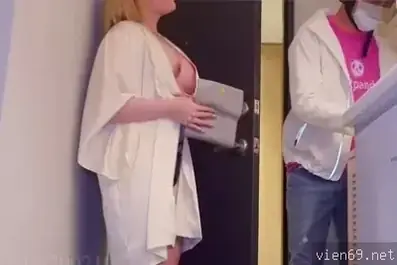 Pekerja Pengiriman Beruntung Menabrak Pemilik Rumah yang Bergairah